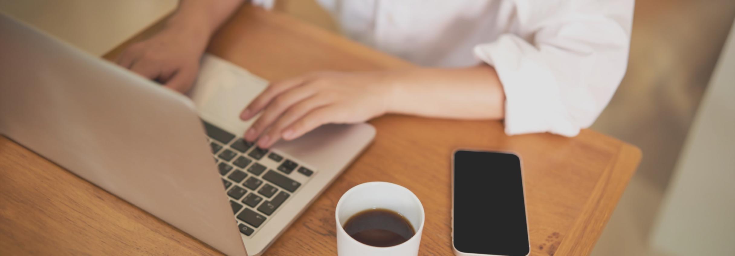 Análisis de tendencias de gastos mensuales en gráficos financieros