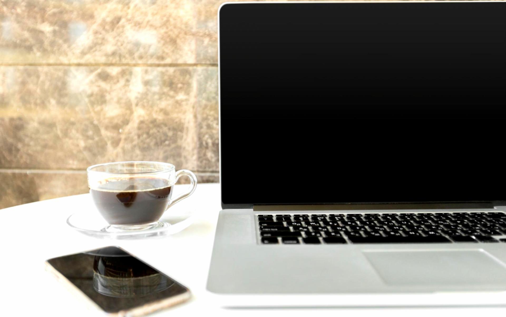 Estudiante organizando presupuesto mensual con documentos financieros