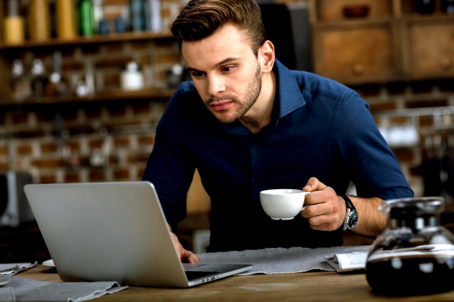 Visualización de dashboard con gráficos de tendencias presupuestarias y análisis de desvíos financieros